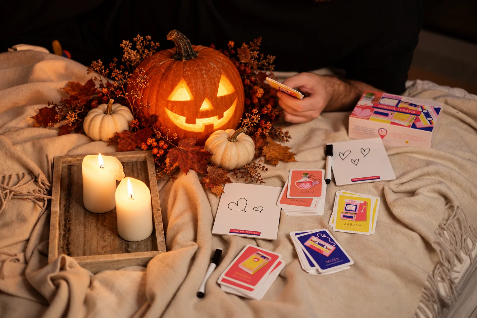 Párová terapia na Halloween pri sviečkach a tekvici